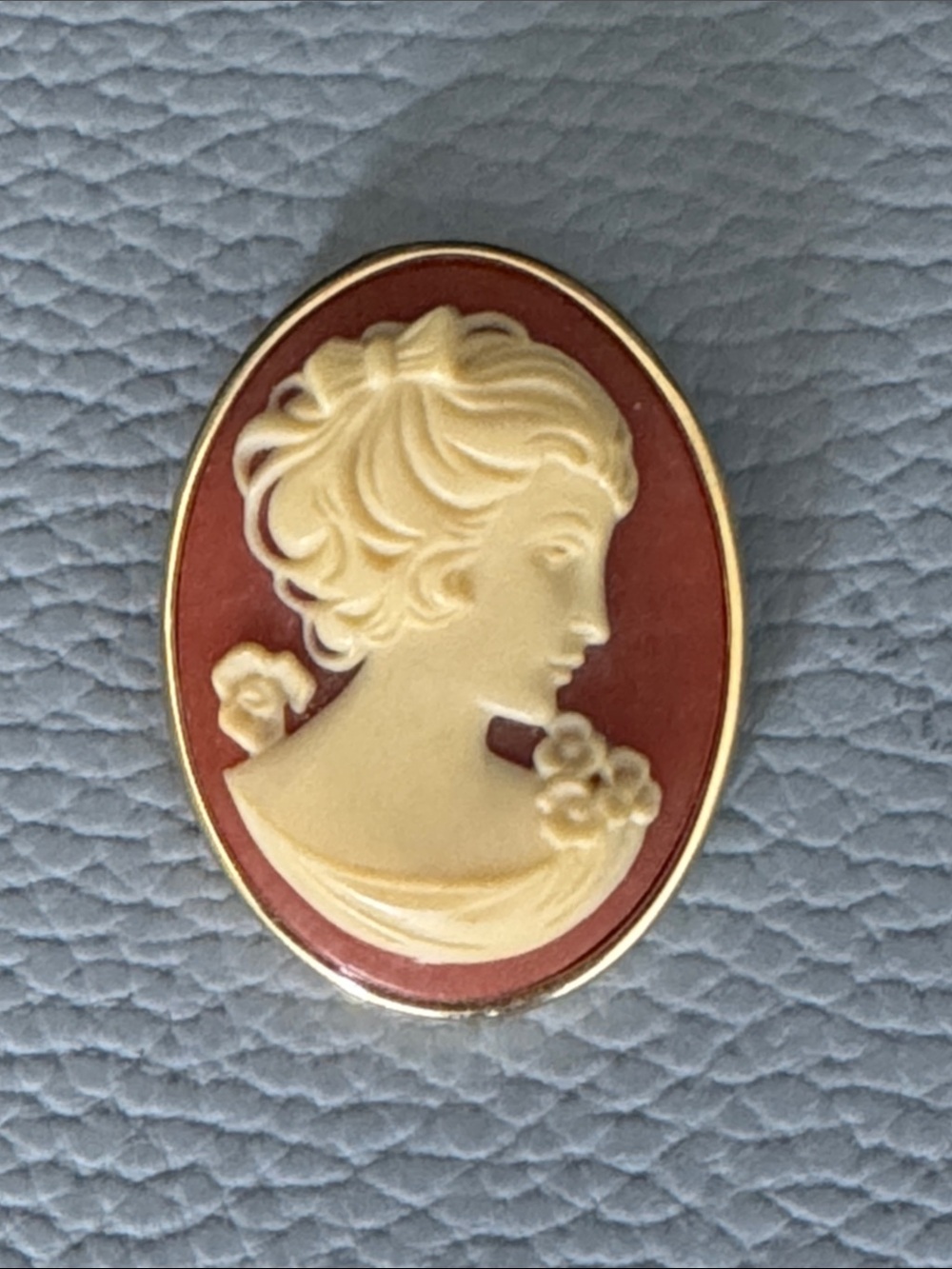 VINTAGE TRIFARI GOLD TONE CAMEO BROOCH PIN PENDANT